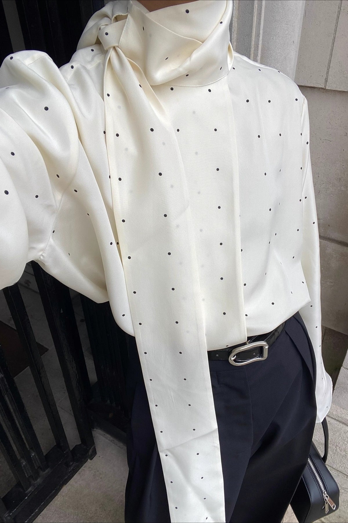 Blusa suelta de lunares con lazo