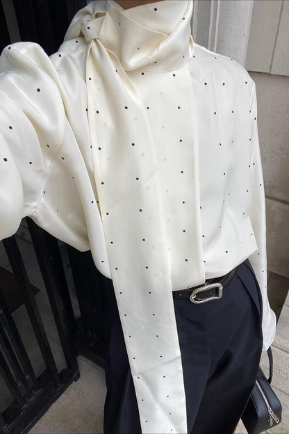 Blusa suelta de lunares con lazo