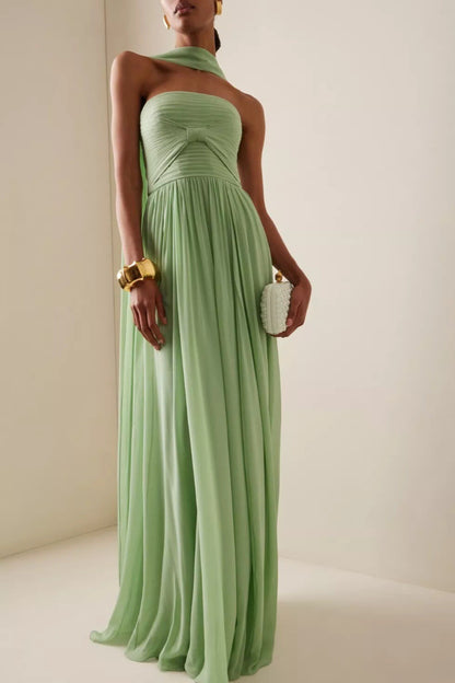 Vestido maxi elegante sin tirantes con lazo y fajín