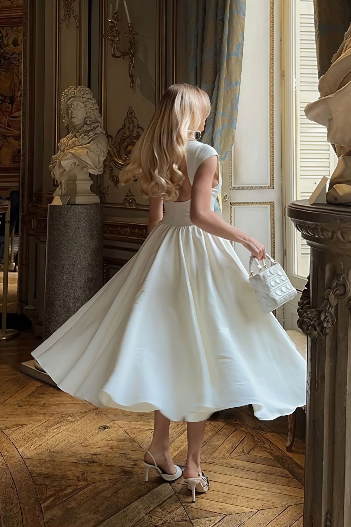 Vestido midi minimalista liso sin espalda con vuelo
