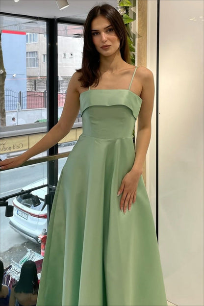 Elegante vestido de noche vintage de satén liso