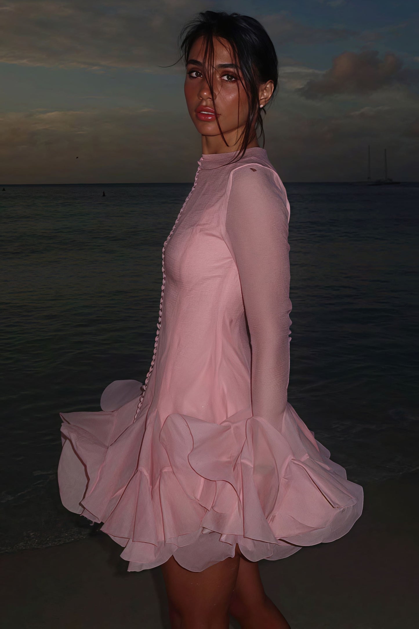 Minivestido Elegante con Volantes, Mangas Largas Abullonadas y Botones