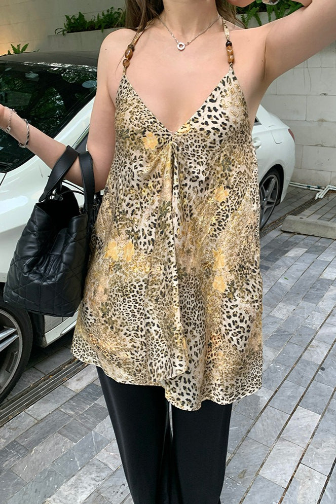 Camiseta de chifón con cuello de pico, estampado de leopardo y abalorios