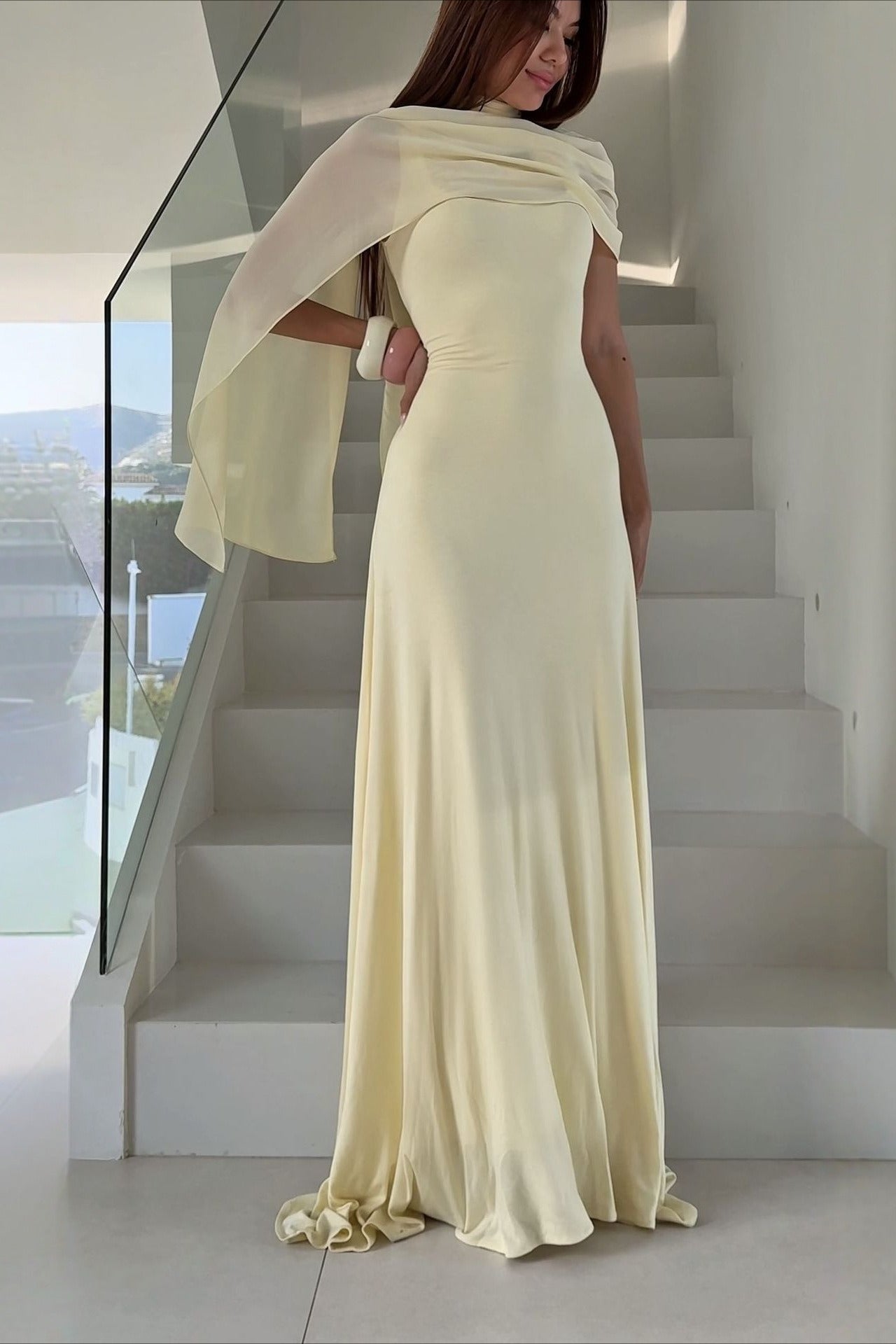 Elegante vestido maxi camisero con chal de fajín sólido