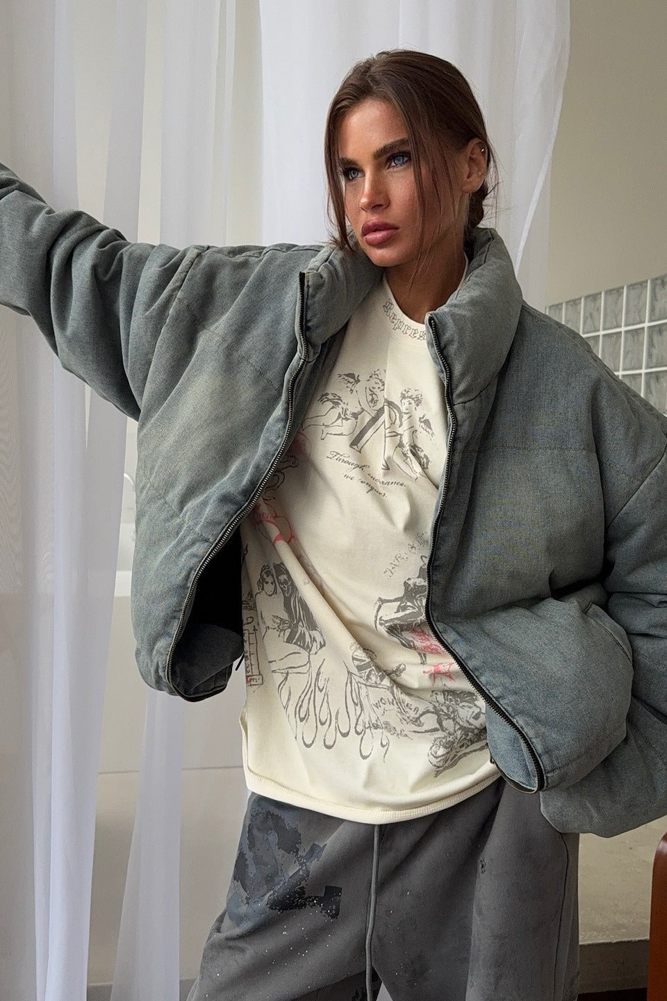 Chaqueta acolchada de cuello alto de mezclilla lavada