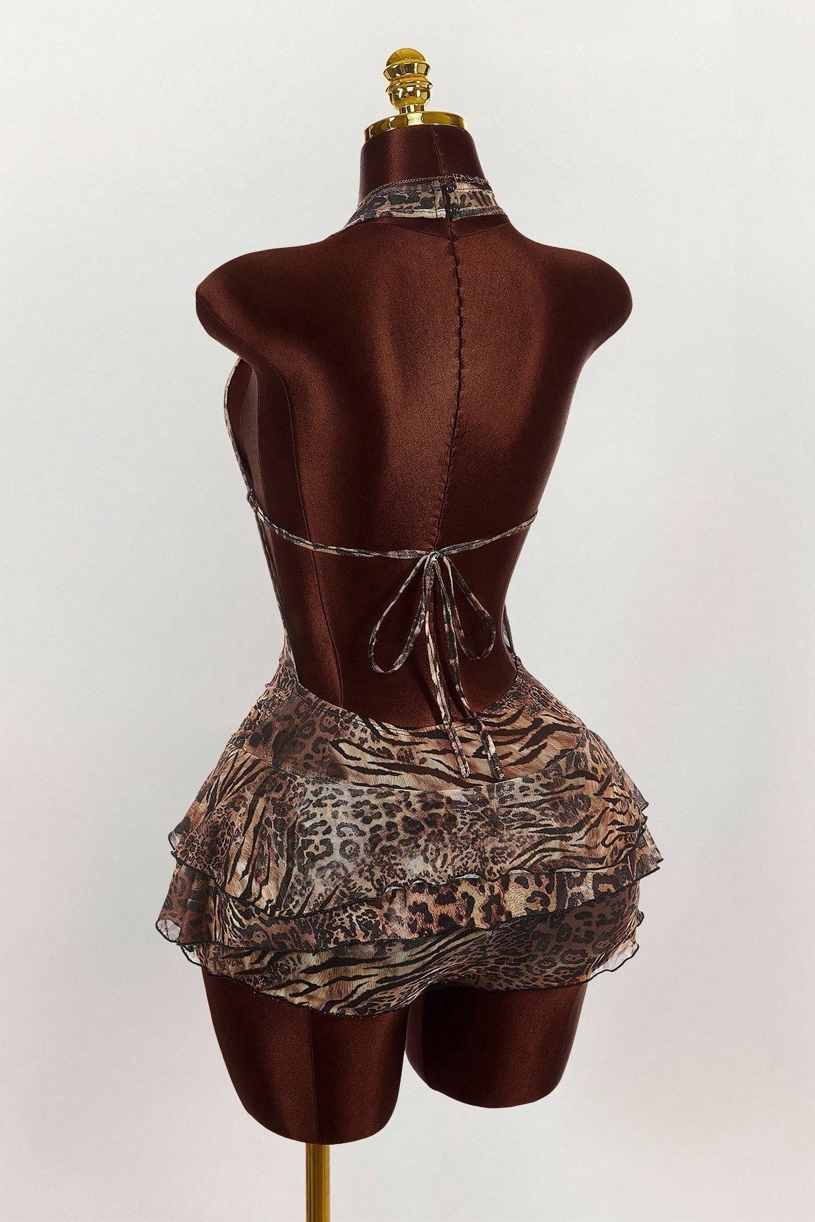 Minivestido sexy con estampado de leopardo, cuello halter y volantes escalonados