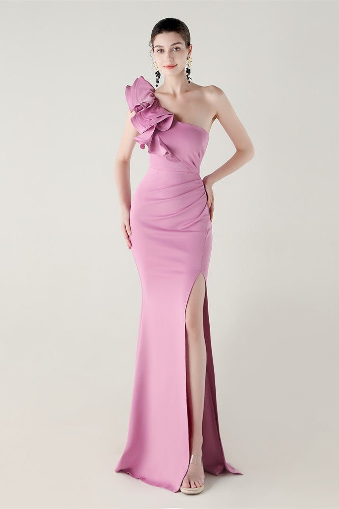Vestido de fiesta de satén con volantes florales y un solo hombro