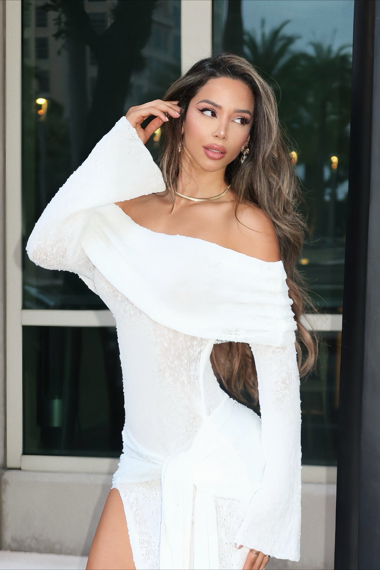 Vestido Maxi Ajustado con Hombros Descubiertos, Aberturas y Mangas Acampanadas
