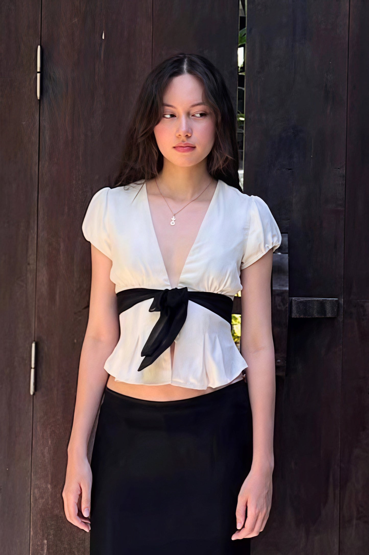 Blusa con escote en V profundo y lazo en la cintura