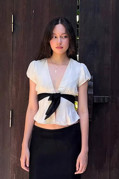 Blusa con escote en V profundo y lazo en la cintura