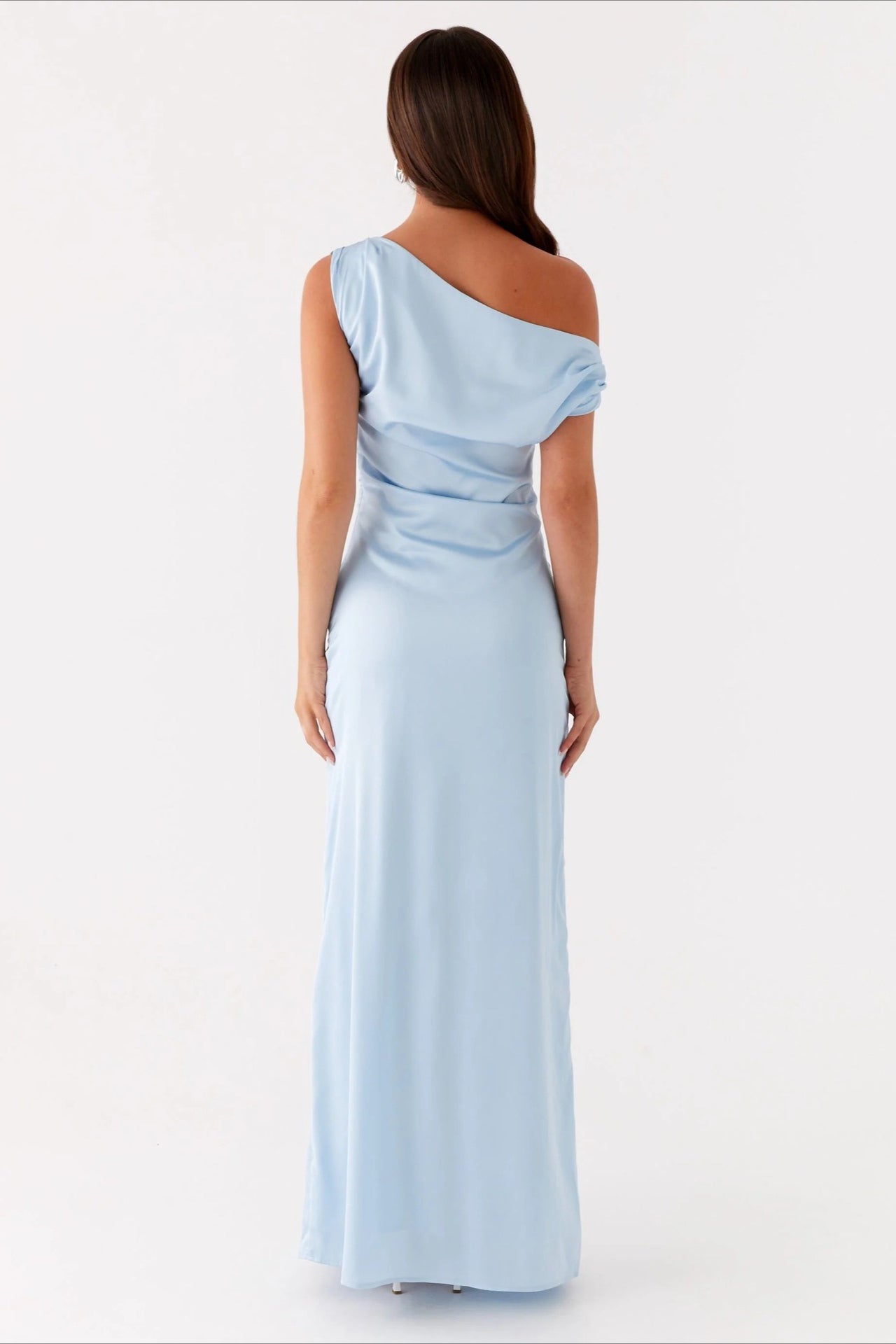 Vestido formal de cuello asimétrico liso