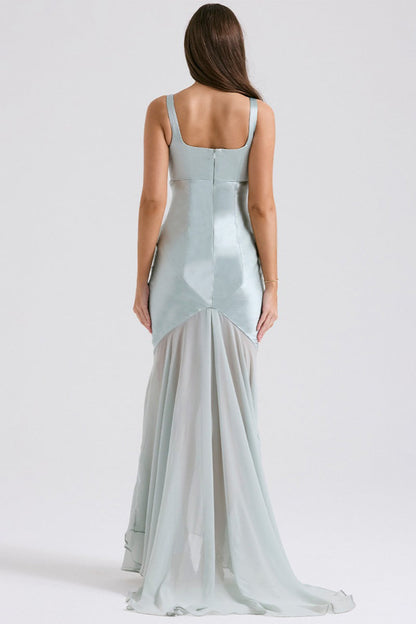 Elegante vestido maxi ceñido con tirantes finos de chifón y satén fluido con retazos