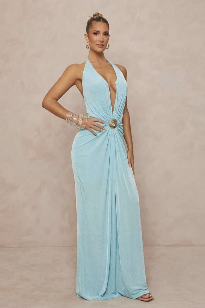 Vestido maxi sin espalda con cuello halter en V profundo y fruncido con adornos metálicos