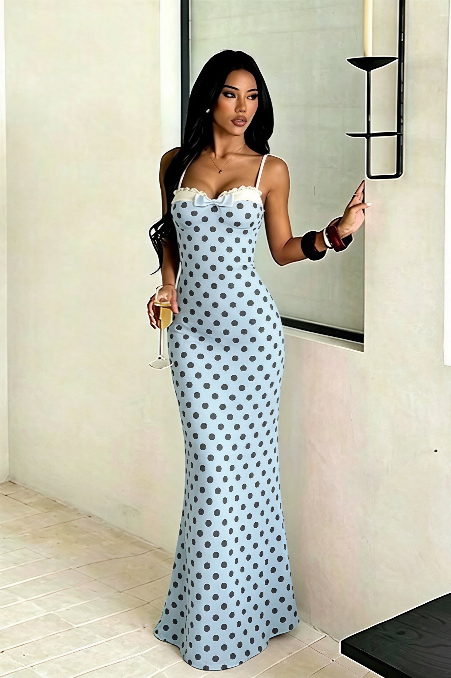 Vestido largo ceñido con tirantes finos y lunares