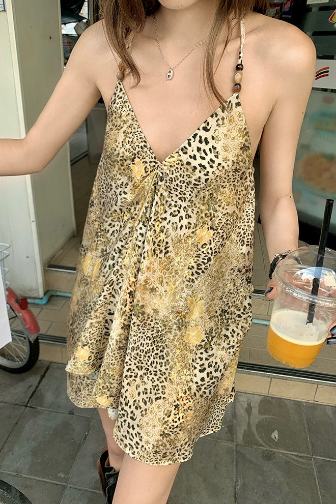 Camiseta de chifón con cuello de pico, estampado de leopardo y abalorios