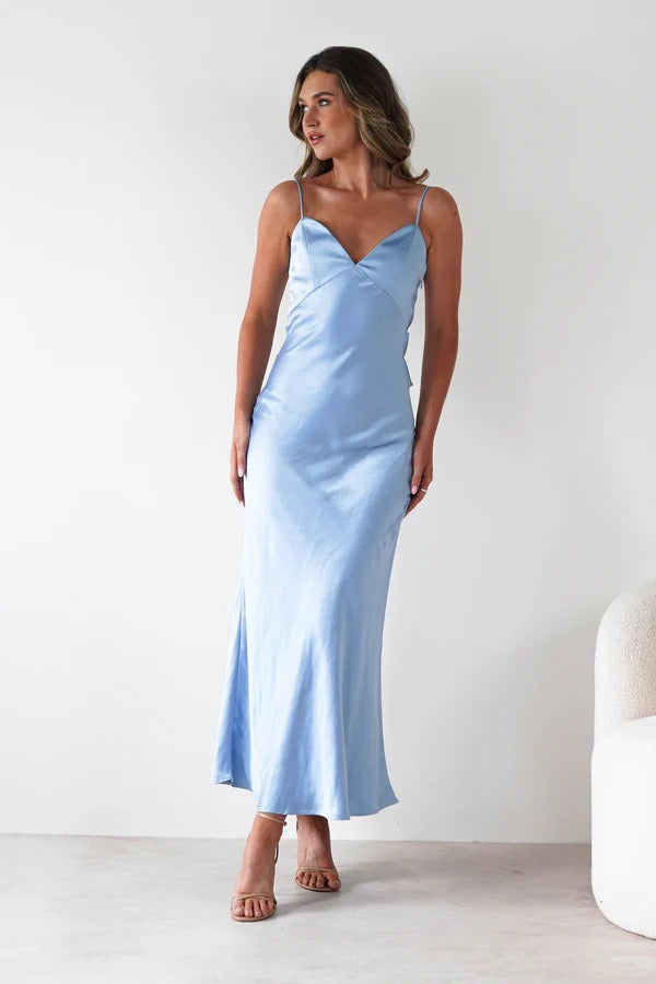 Vestido de fiesta sin espalda con lazo de satén