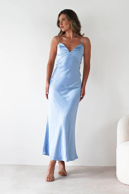 Vestido de fiesta sin espalda con lazo de satén
