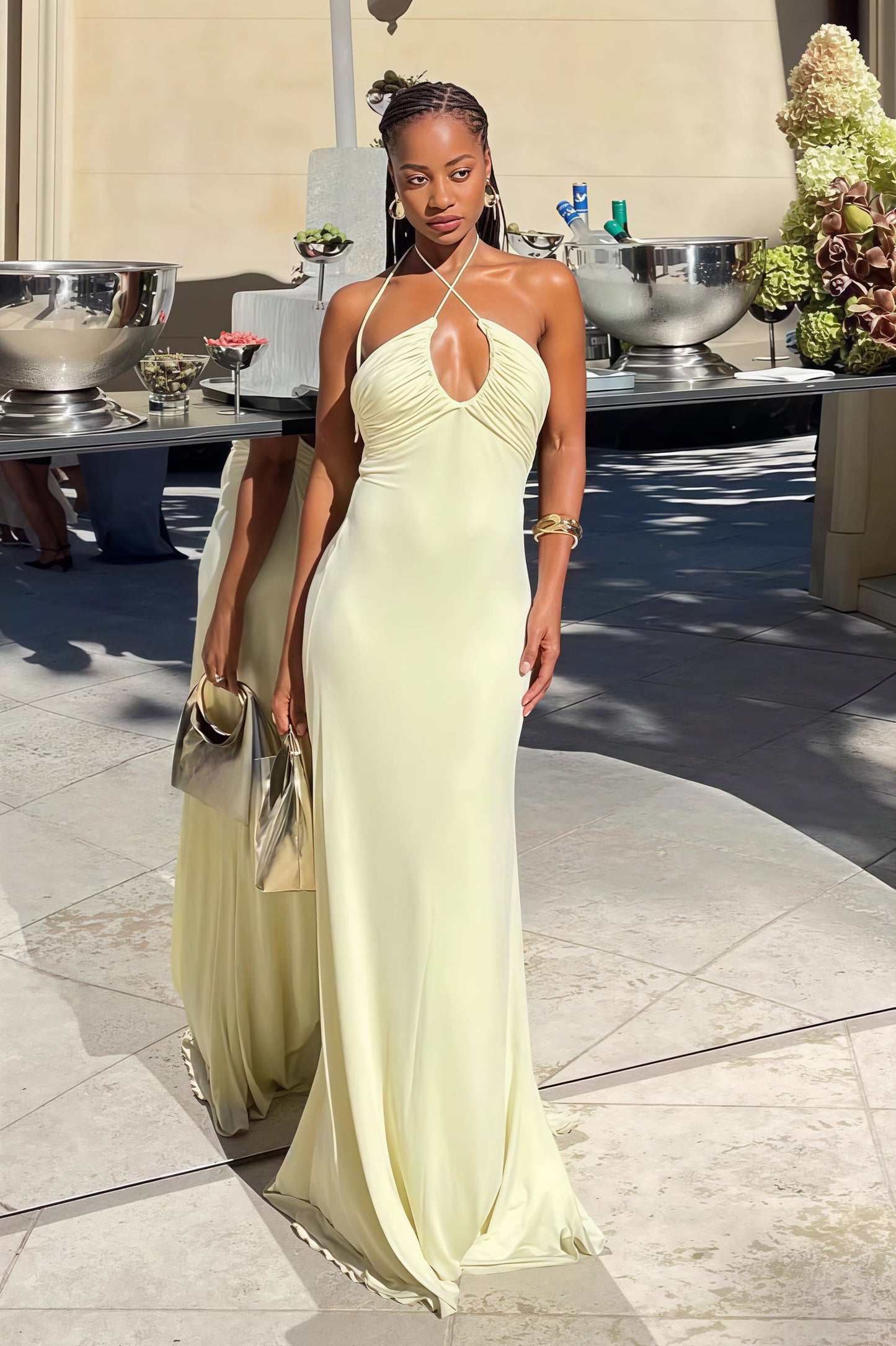 Minivestido sirena ajustado con espalda abierta anudado al cuello y fruncido