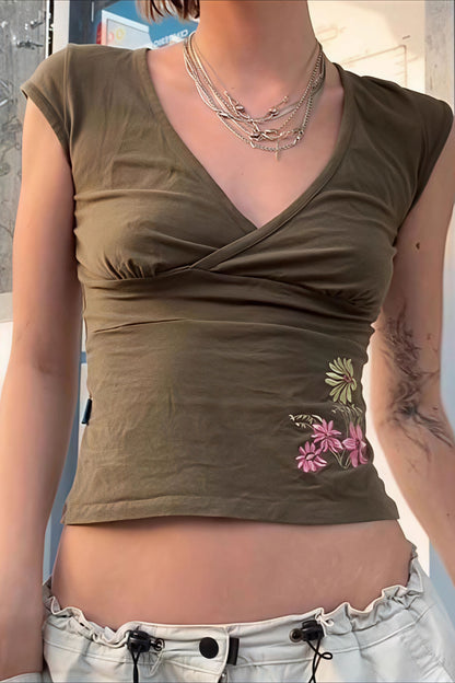 Camiseta bordada floral con cuello de pico cruzado