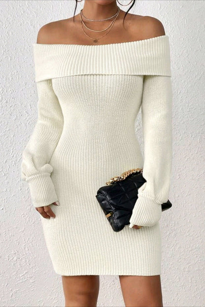 Vestido de punto entallado con hombros descubiertos y manga larga