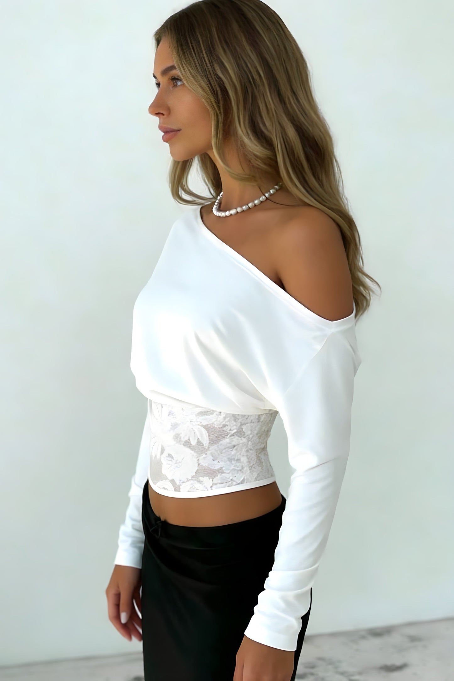 Blusa de encaje con hombros descubiertos y manga murciélago