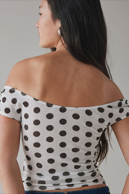 Camiseta corta fruncida con estampado de un solo hombro