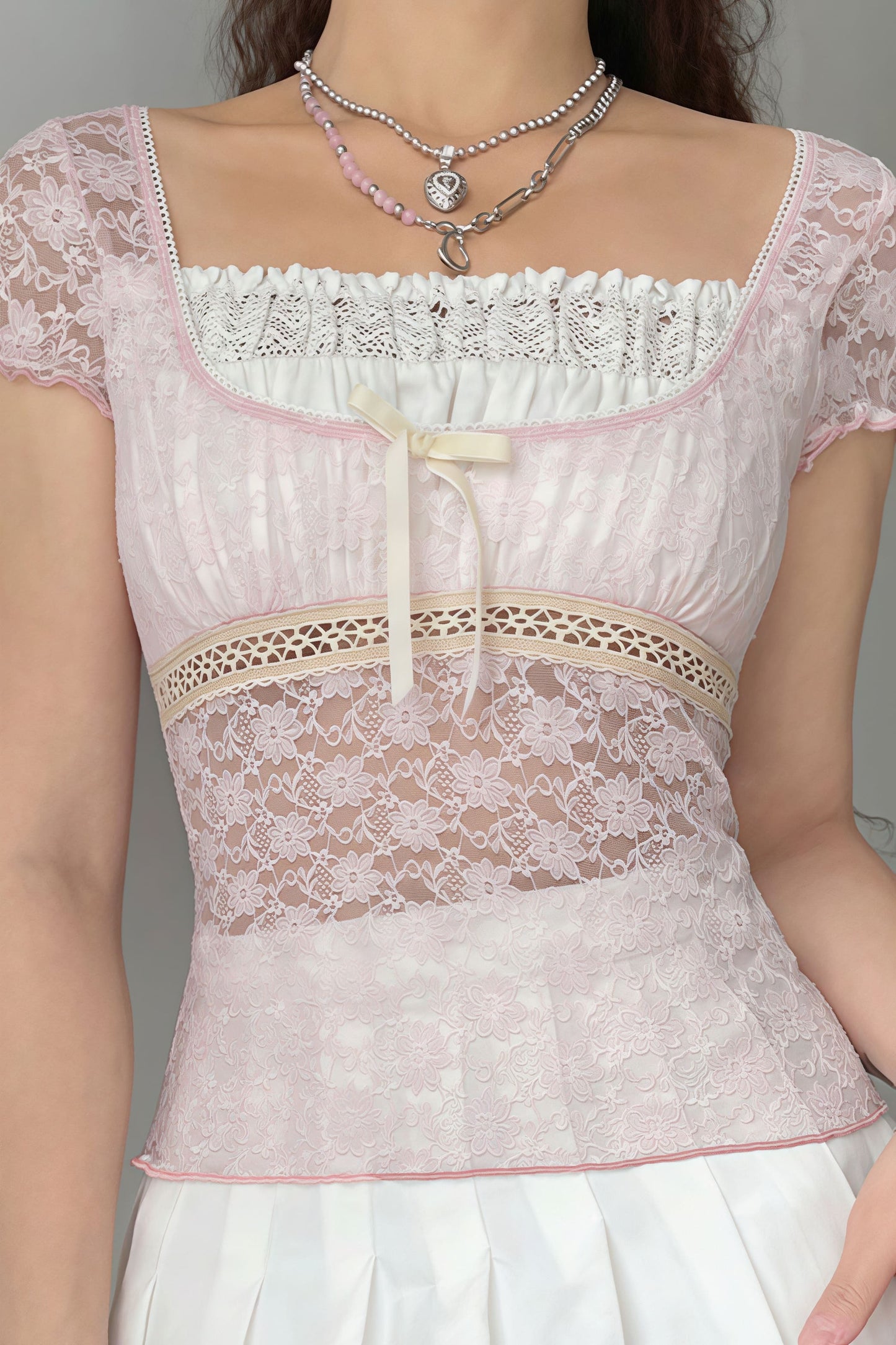 Blusa ajustada con cuello cuadrado, encaje y lazo