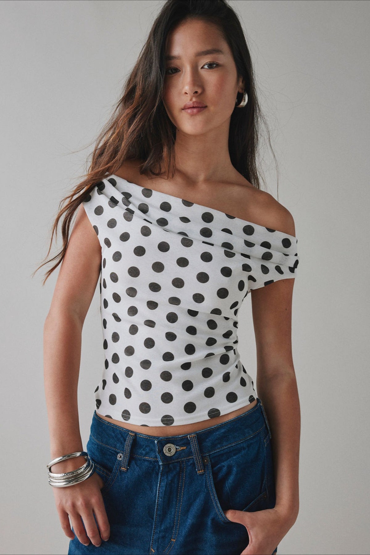 Camiseta corta fruncida con estampado de un solo hombro