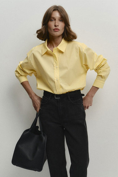 Camisa suelta de algodón amarilla con botones para ir al trabajo