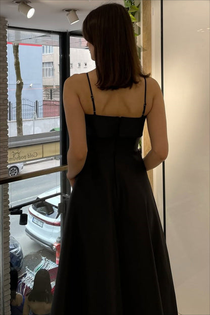 Elegante vestido de noche vintage de satén liso