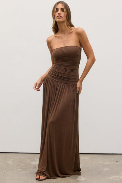 Vestido largo formal sin tirantes con hombros descubiertos