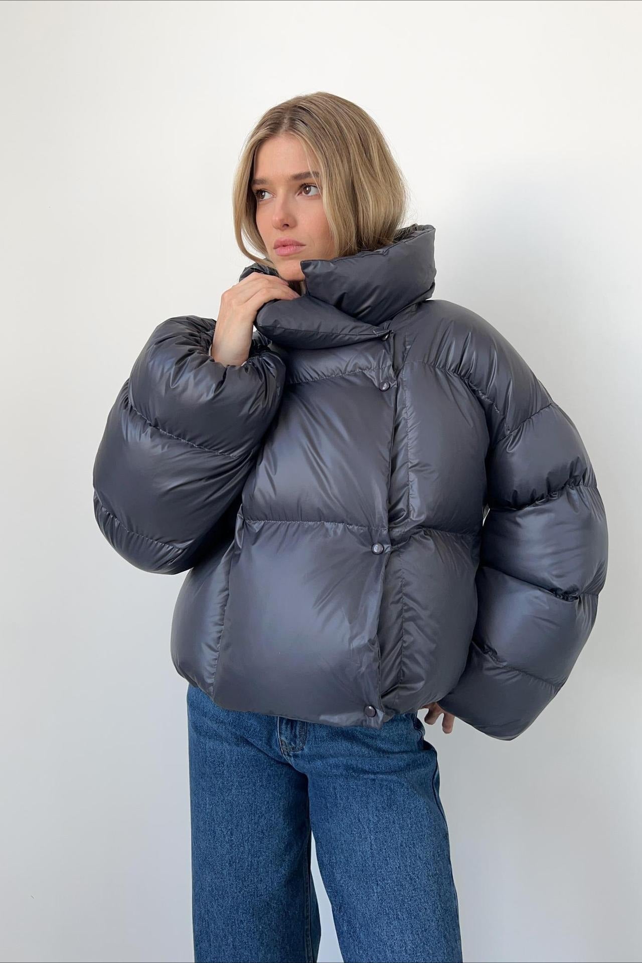 Chaqueta acolchada corta con capucha