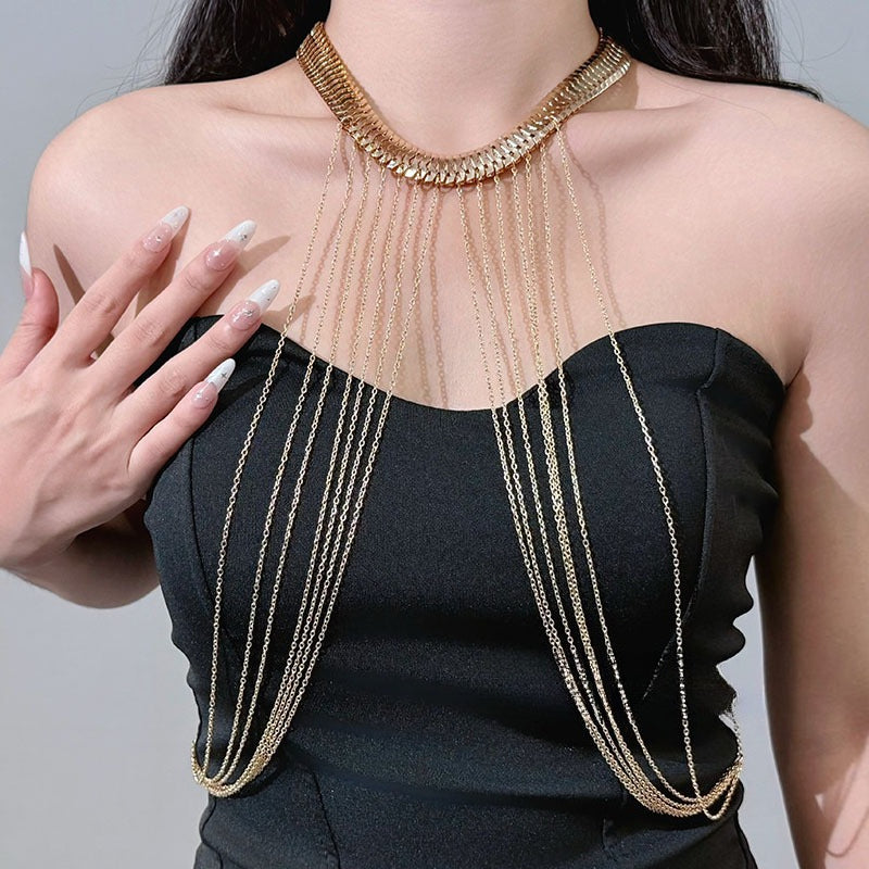 Elegante cadena corporal con borla dorada sexy