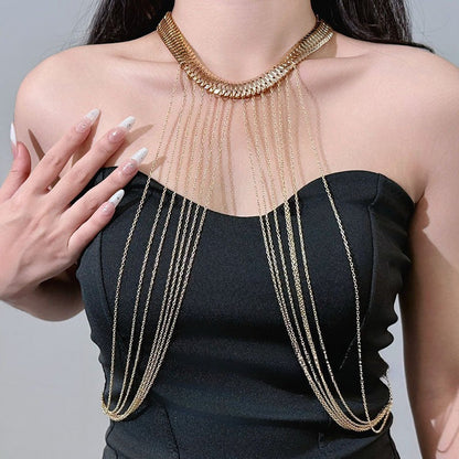 Elegante cadena corporal con borla dorada sexy