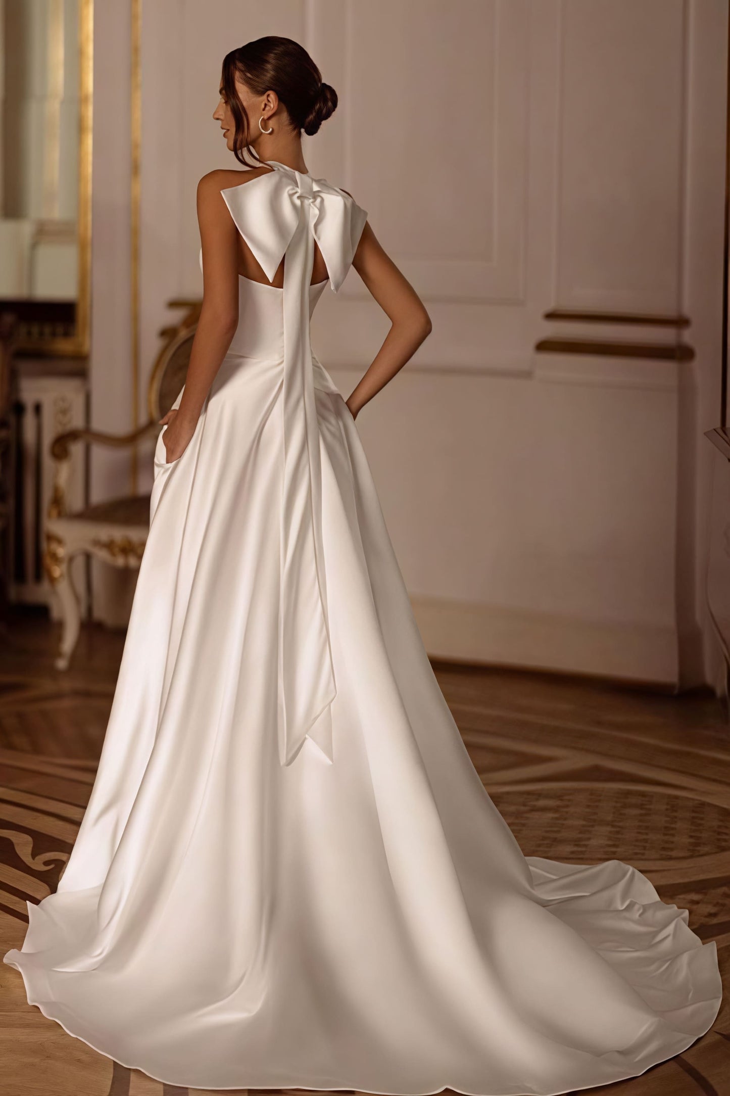 Elegante Vestido de Recepción de Raso con Cuello Halter y Cola