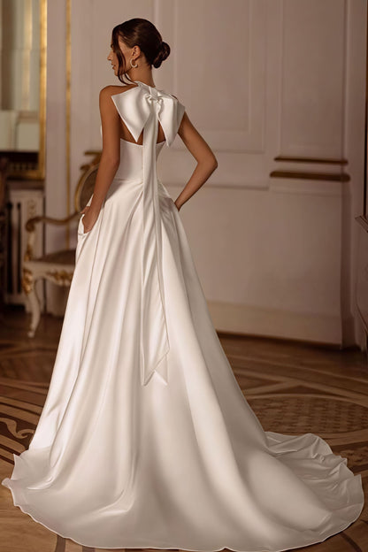 Elegante Vestido de Recepción de Raso con Cuello Halter y Cola