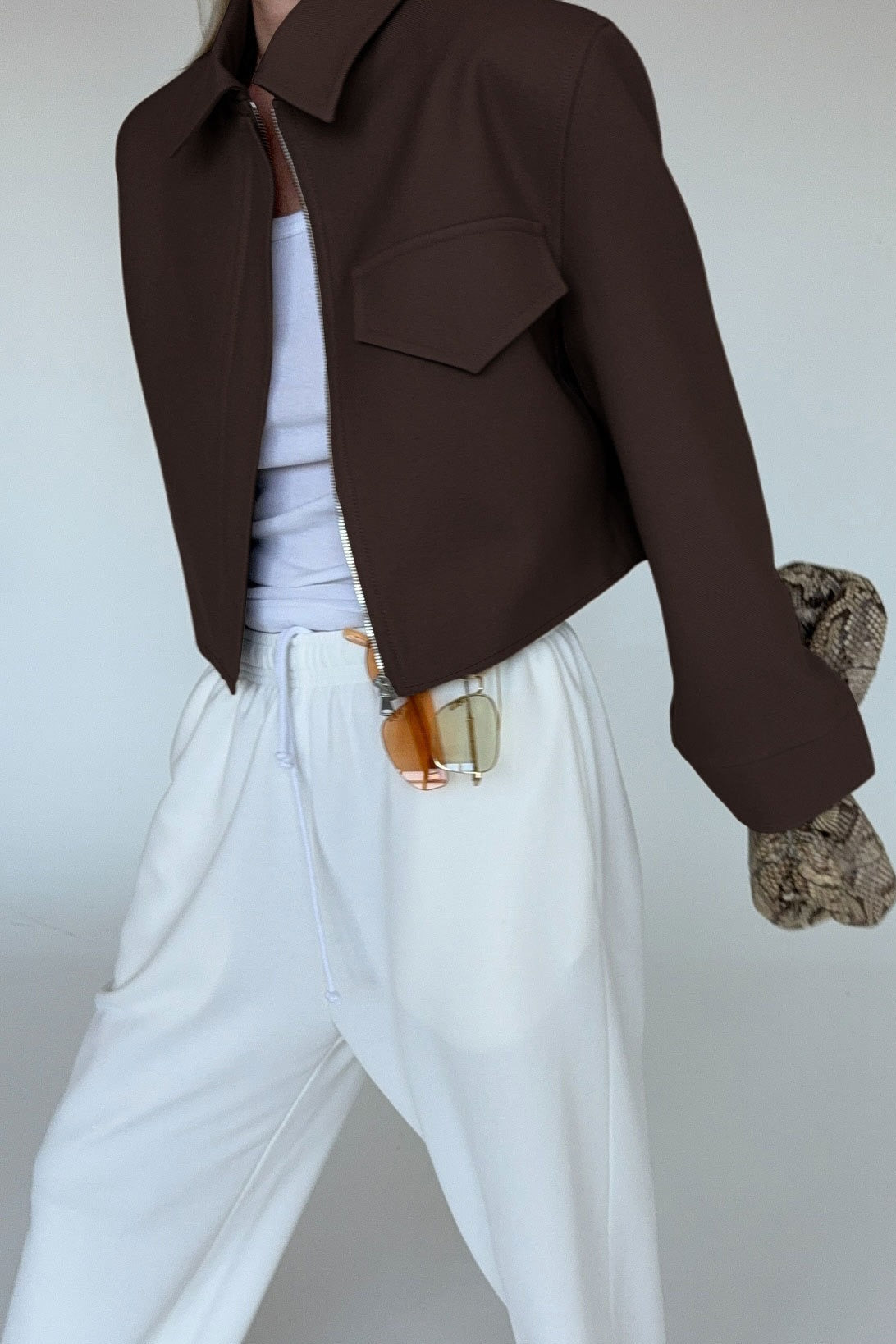 Chaqueta corta marrón con cremallera