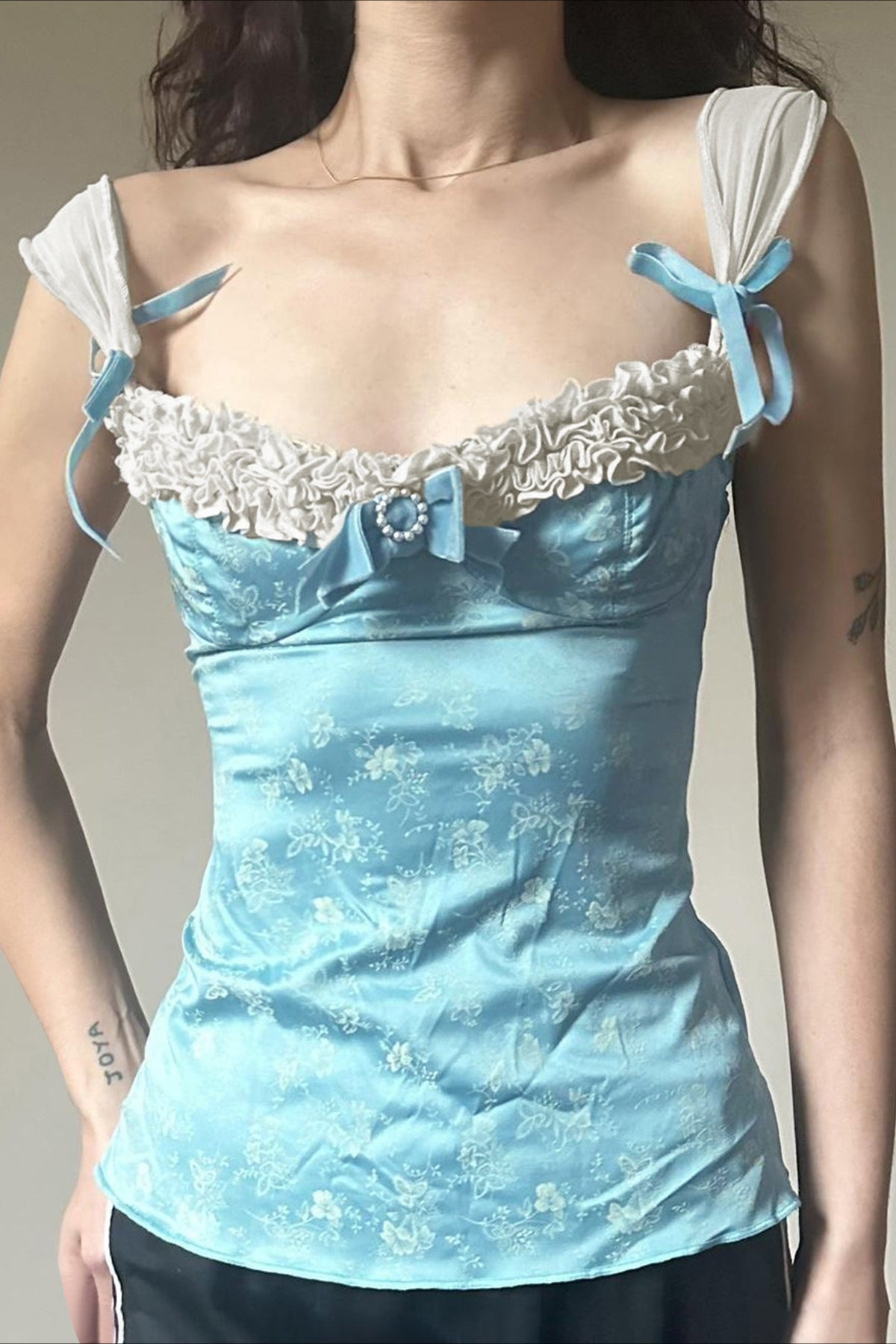 Top con estampado floral, lazo de encaje, escote cuadrado y corte ajustado