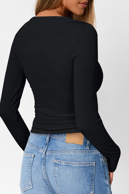Top de punto ajustado con detalles de botones
