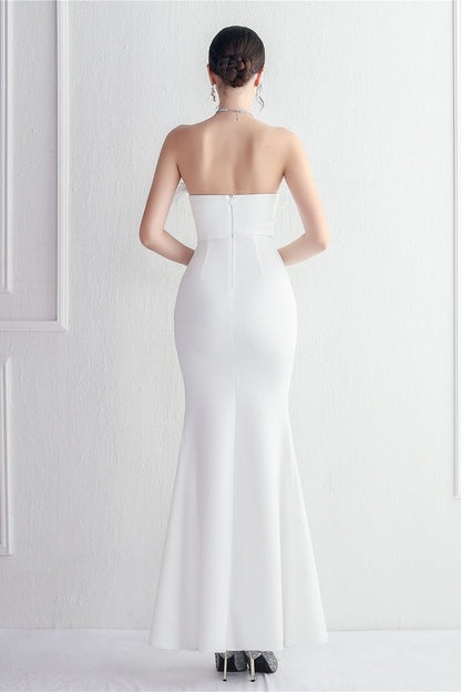Vestido de fiesta elegante sin tirantes con ribete de plumas