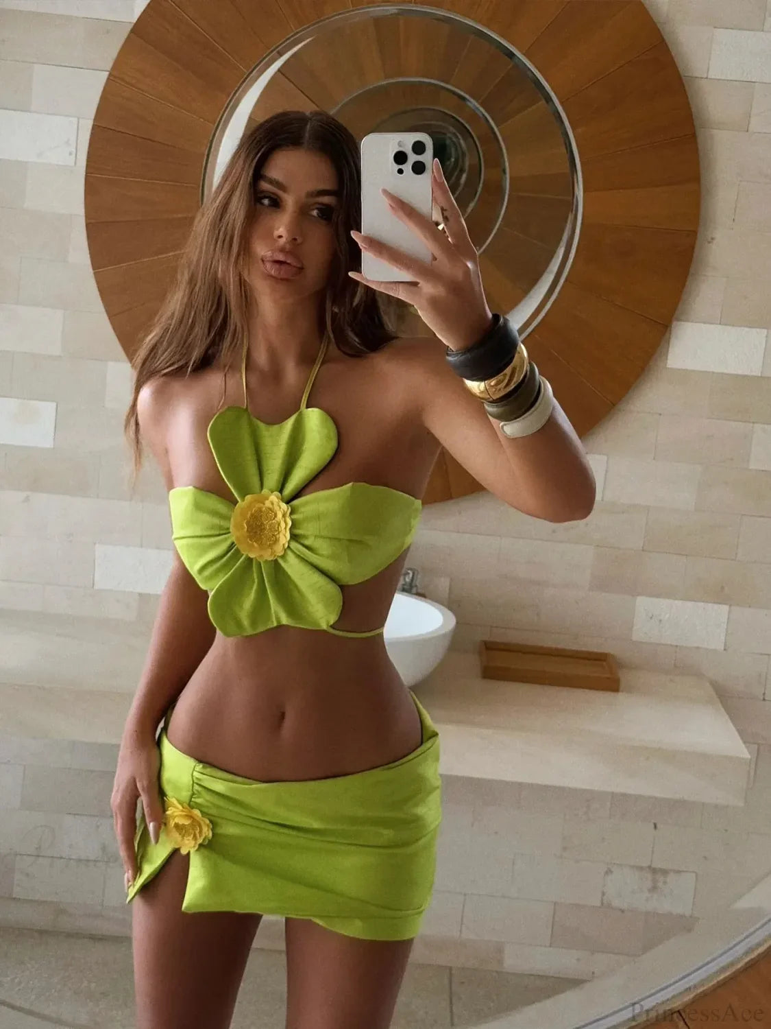 Traje de baño de tres piezas con falda de vendaje y flores 3D