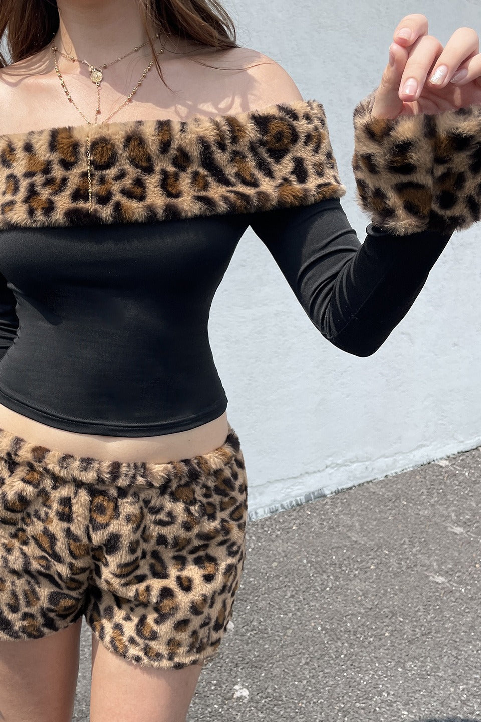 Conjunto de dos piezas de forro polar con estampado de leopardo y hombros descubiertos
