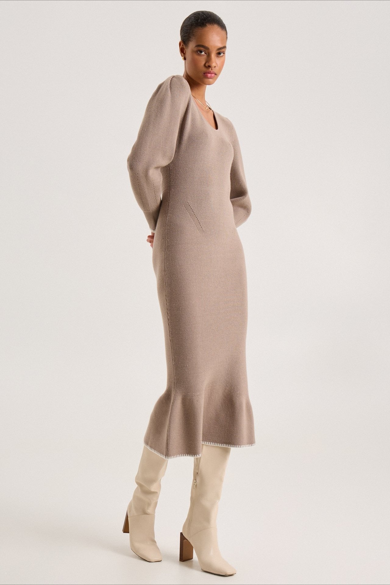 Vestido de suéter con volantes y ribete en contraste