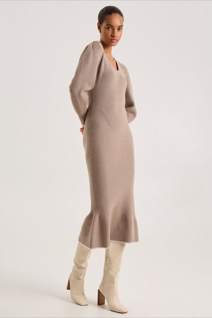 Vestido de suéter con volantes y ribete en contraste