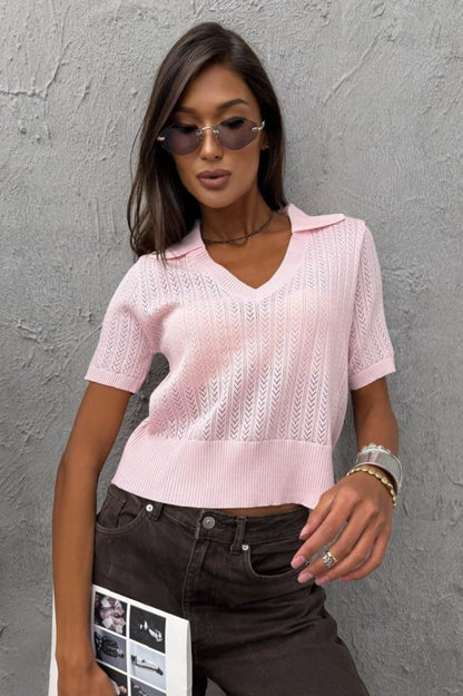 Camiseta corta de punto con cuello de pico sólido minimalista