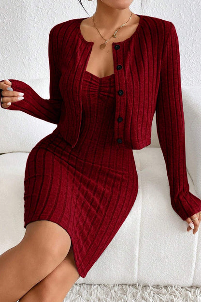Elegante conjunto de dos piezas: cárdigan corto y vestido ceñido.