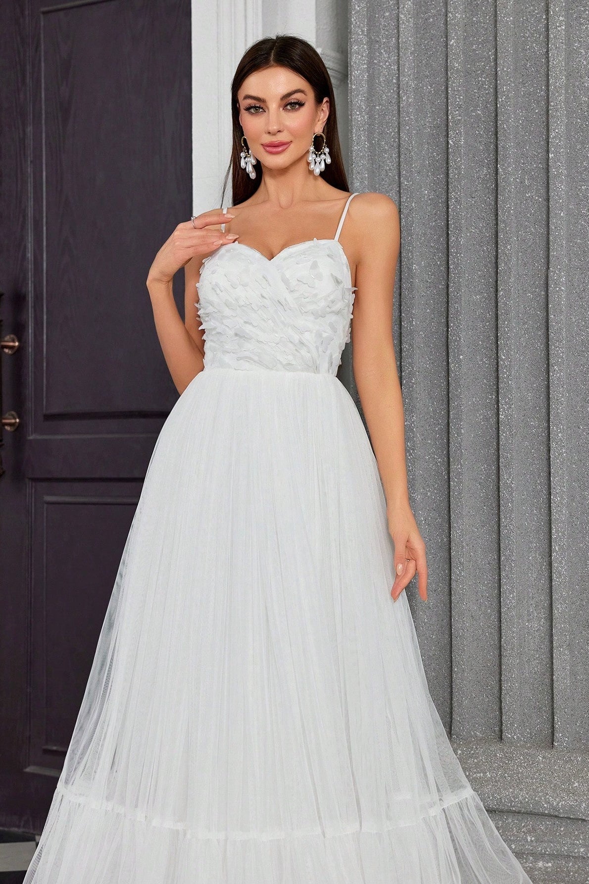 Vestido elegante de recepción de tul mariposa con escote bandeau y tirantes finos