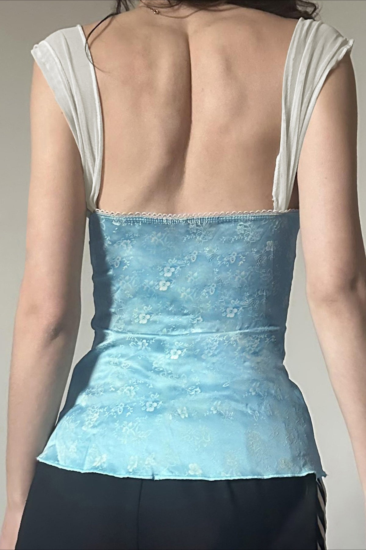 Top con estampado floral, lazo de encaje, escote cuadrado y corte ajustado