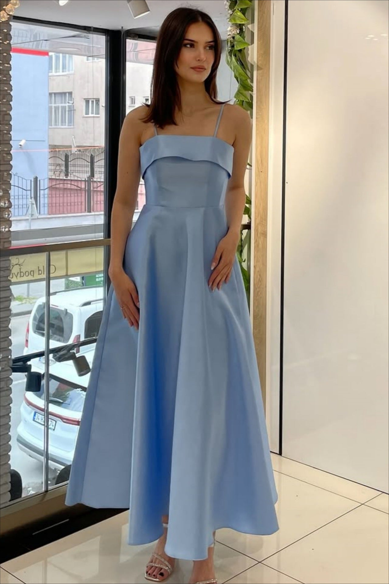 Elegante vestido de noche vintage de satén liso