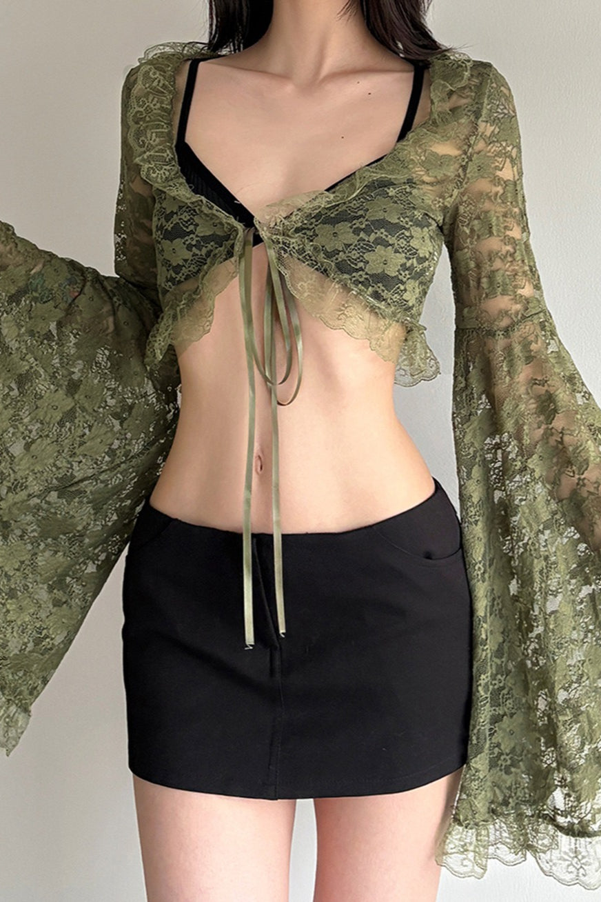 Blusa de encaje con cuello de pico y manga acampanada semitransparente